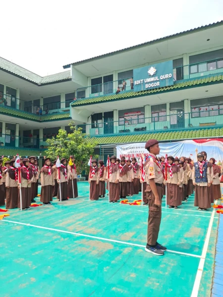 Latihan pramuka siswa SDIT bersama kakak-kakak SMPIT